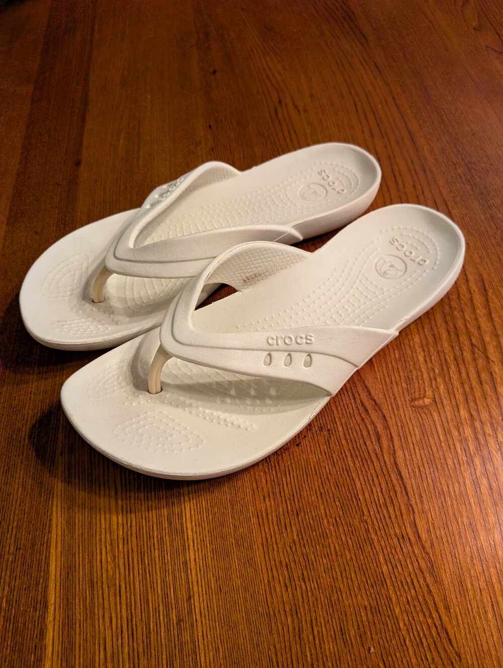 CROCS Women’s White Thong Sandal Flip Flops Size 9